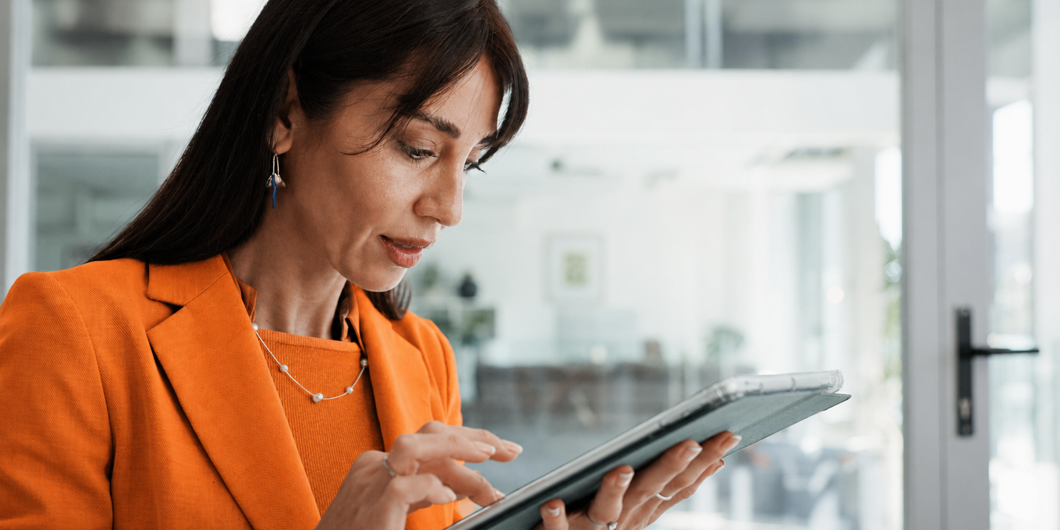 Profissional analisando dados de comissões em um tablet